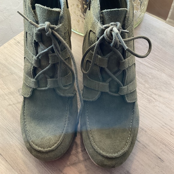 Nine West Olive Suede Wedge booties Gently Used Size 8 - Picture 4 of 7